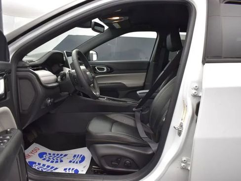 Used 2025 Jeep Compass Limited image 14