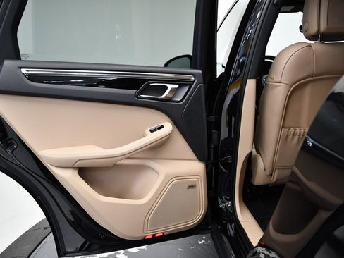 Used 2025 Porsche Macan image 36