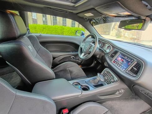 Used 2017 Dodge Challenger R/T Scat Pack w/ Leather Interior Group RWD image 42