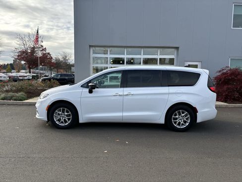 Certified 2024 Chrysler Pacifica Touring-L image 2