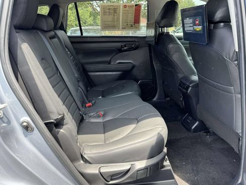 Used 2023 Toyota Highlander LE AWD/4WD image 16