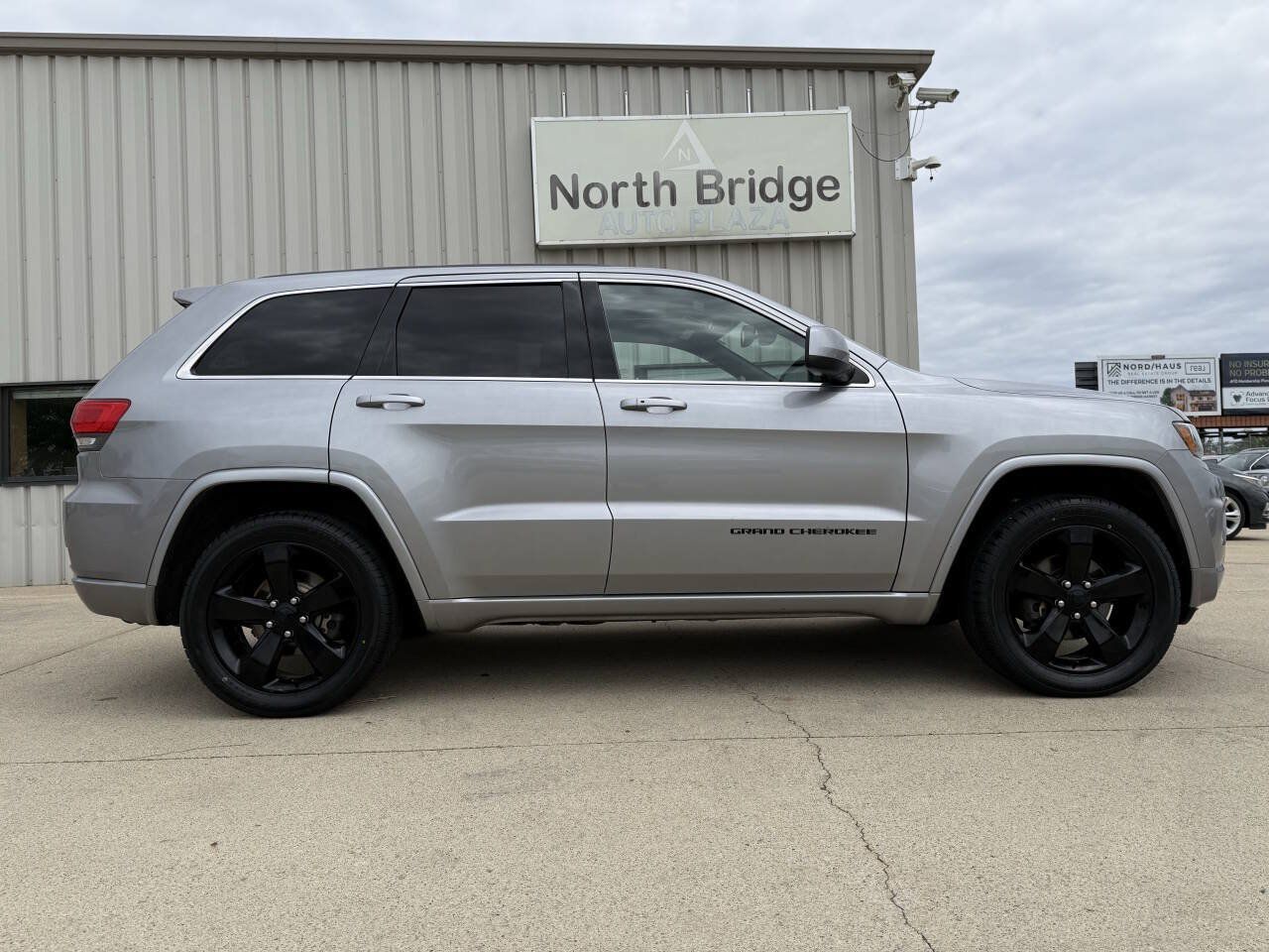 Used 2015 Jeep Grand Cherokee Altitude AWD/4WD image 26