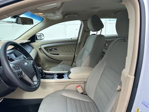 Used 2017 Ford Taurus SE image 10