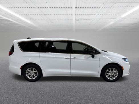 Used 2024 Chrysler Pacifica Touring-L image 1