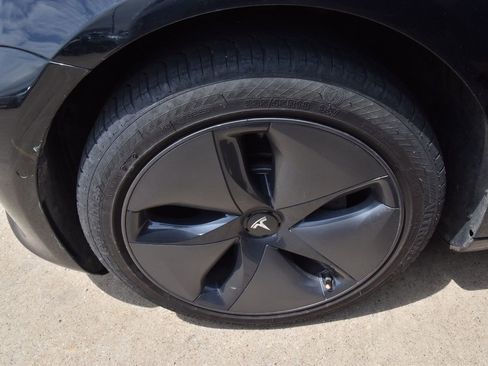 Used 2018 Tesla Model 3 Long Range RWD image 12