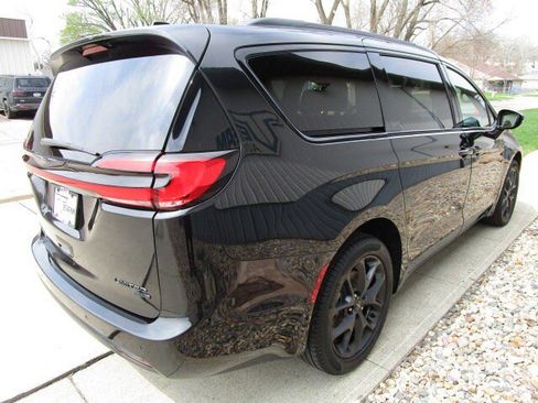 Used 2022 Chrysler Pacifica Limited w/ S Appearance Package image 7