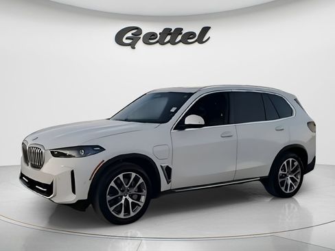 Used 2025 BMW X5 xDrive50e image 4