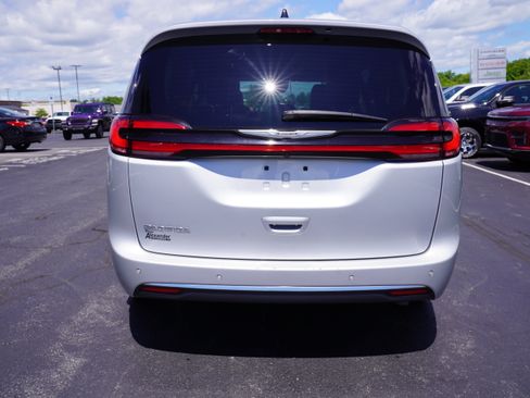 Used 2024 Chrysler Pacifica Touring-L FWD image 8