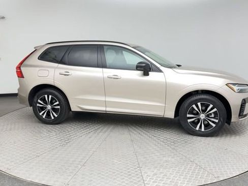 Used 2025 Volvo XC60 B5 Core image 9