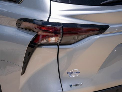 Used 2025 Toyota Sienna XLE FWD image 7