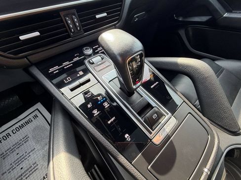 Used 2022 Porsche Cayenne AWD/4WD image 18