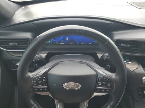 Used 2020 Ford Explorer Platinum w/ Premium Technology Package image 24