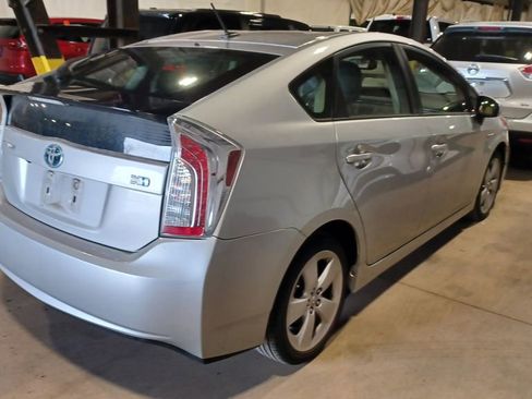 Used 2014 Toyota Prius Five image 2
