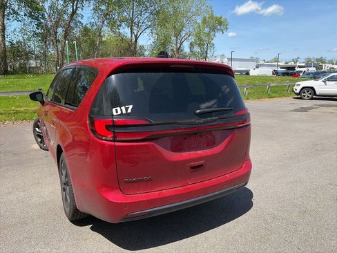 Used 2026 Chrysler Pacifica Select FWD image 3