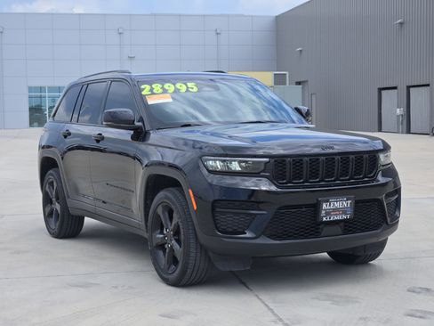 Used 2023 Jeep Grand Cherokee Altitude AWD/4WD image 4