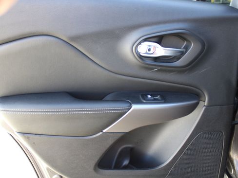 Used 2019 Jeep Cherokee Limited w/ Luxury Group image 27