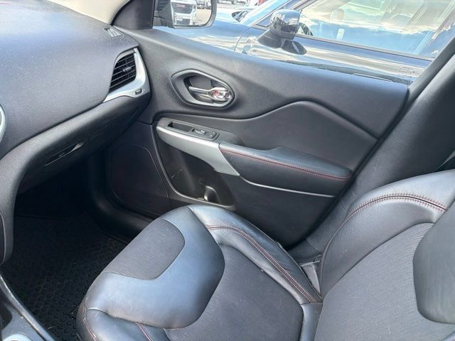 Used 2018 Jeep Cherokee Trailhawk w/ Comfort/Convenience Group AWD/4WD image 9