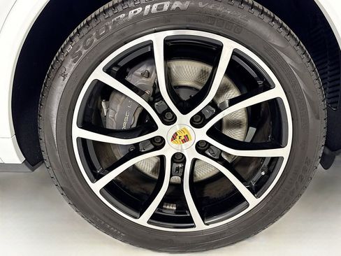 Used 2022 Porsche Cayenne AWD/4WD image 32