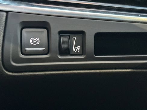 Used 2025 Cadillac XT6 Luxury image 37