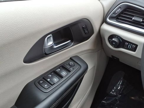 Used 2024 Chrysler Pacifica Touring-L image 22