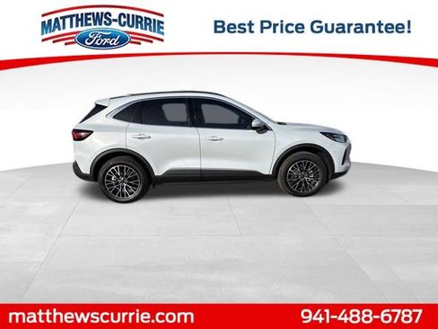 New 2026 Ford Escape SE image 3