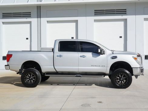 Used 2018 Nissan Titan SV w/ SV Convenience Package image 15