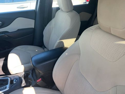 Certified 2016 Jeep Cherokee Latitude w/ Cold Weather Group image 9