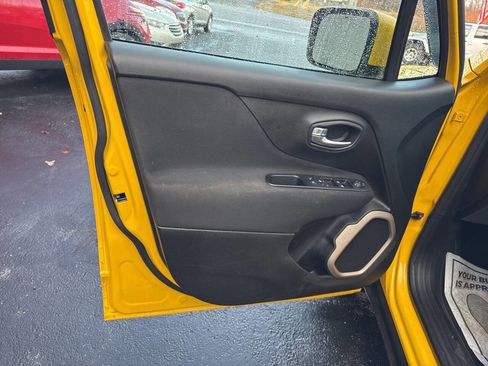 Used 2017 Jeep Renegade Latitude image 14