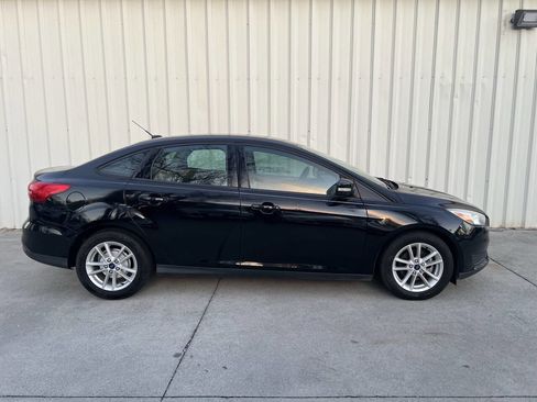 Used 2017 Ford Focus SE image 2