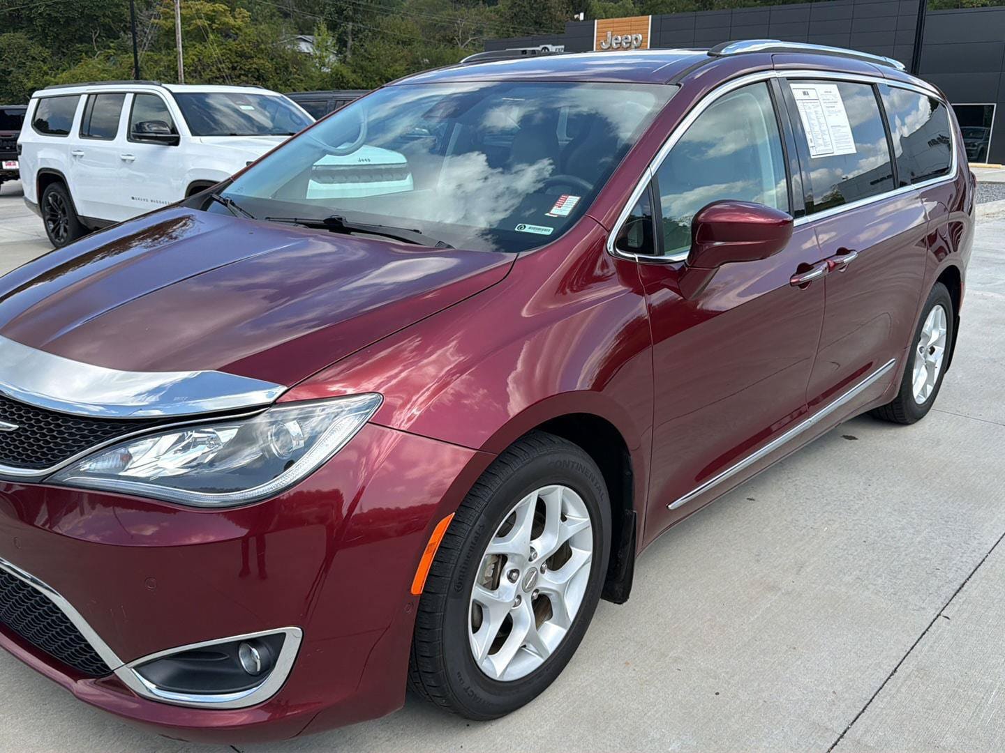 Used 2017 Chrysler Pacifica Touring-L Plus w/ Advanced Safetytec Group FWD image 7