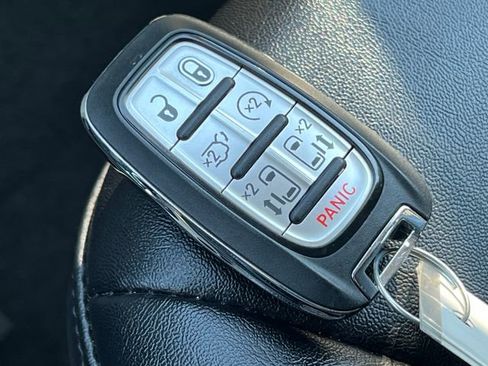 Used 2024 Chrysler Pacifica Limited FWD image 33