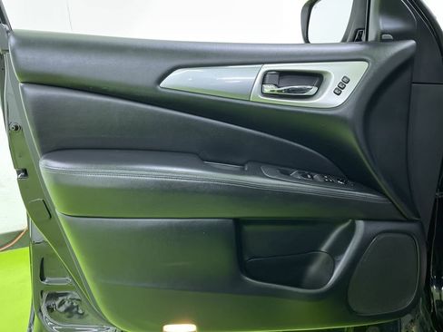 Used 2020 Nissan Pathfinder SL image 16