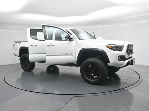 Used 2022 Toyota Tacoma TRD Off-Road w/ Technology Package AWD/4WD image 30