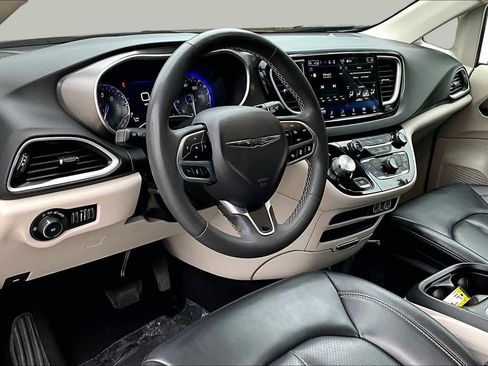 Used 2023 Chrysler Pacifica Touring-L FWD image 18