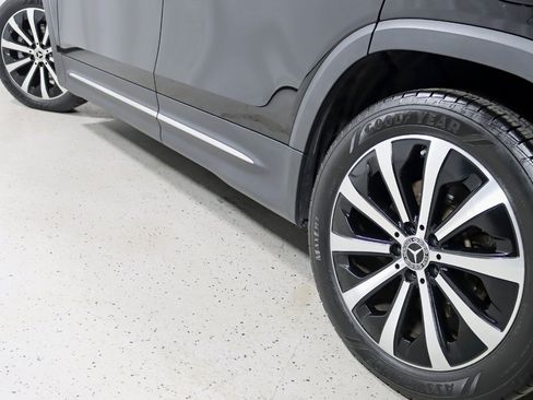 Used 2021 Mercedes-Benz GLB 250 4MATIC w/ Premium Package image 12