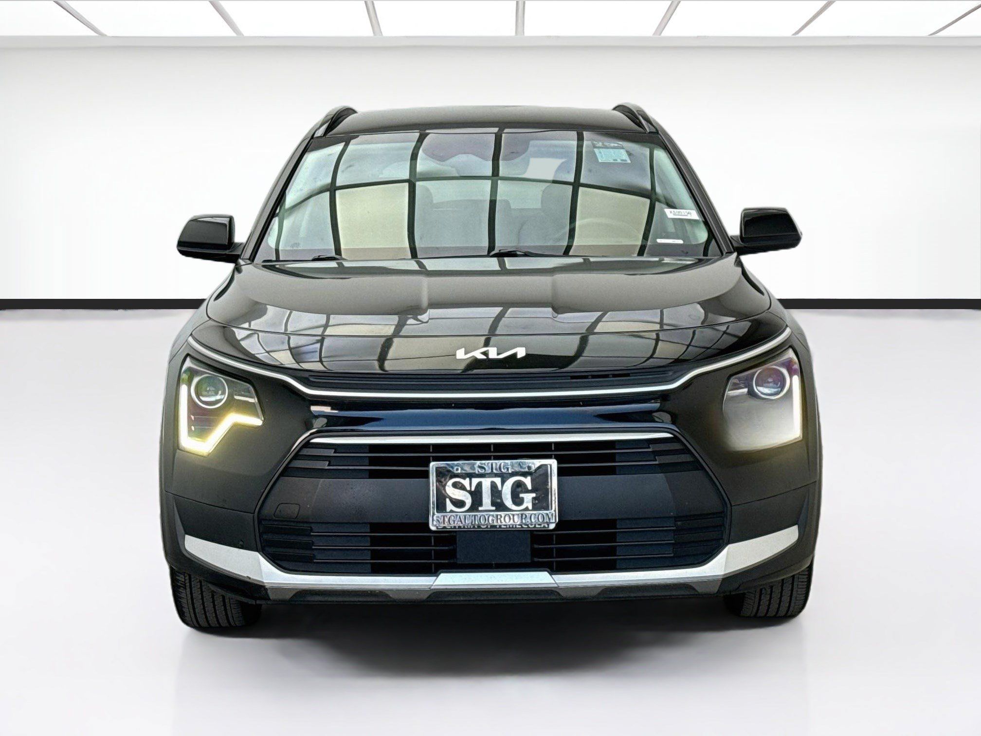 Used 2023 Kia Niro EX FWD image 2