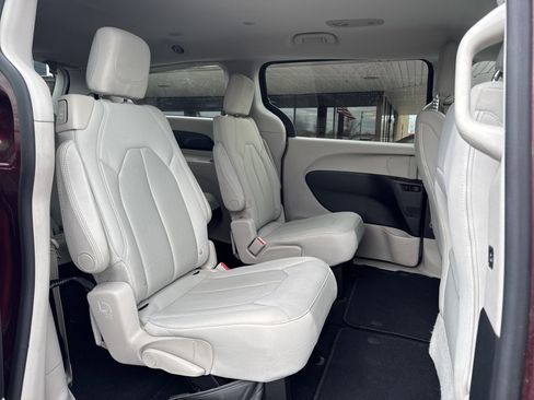 Used 2017 Chrysler Pacifica Touring FWD image 26