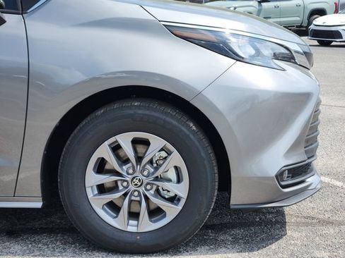 New 2026 Toyota Sienna XLE image 6