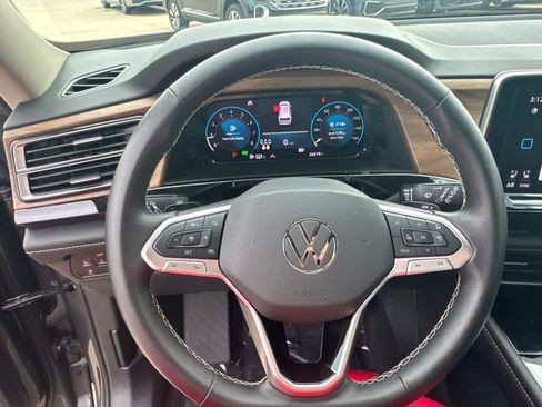 Certified 2025 Volkswagen Atlas SE image 15