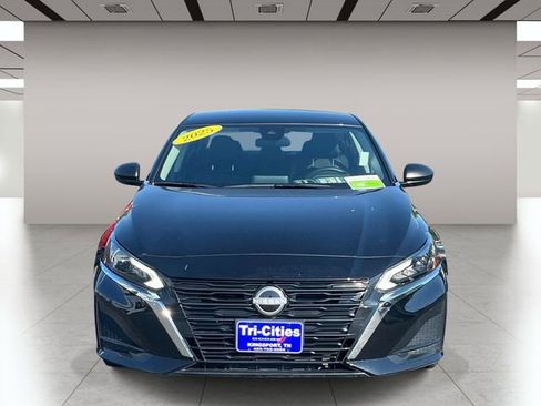 Used 2025 Nissan Altima 2.5 SV FWD image 9