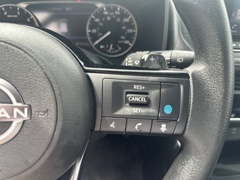 Used 2023 Nissan Rogue SV FWD image 13