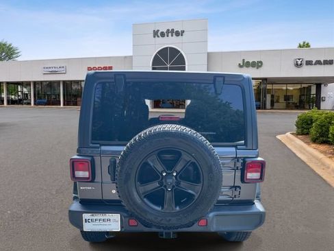 Used 2018 Jeep Wrangler Unlimited Sahara w/ Cold Weather Group AWD/4WD image 5