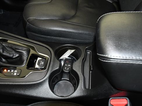 Used 2019 Jeep Cherokee Limited image 32