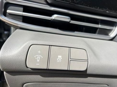 Used 2025 Hyundai Elantra SEL image 25