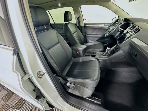 Used 2024 Volkswagen Tiguan SE image 30
