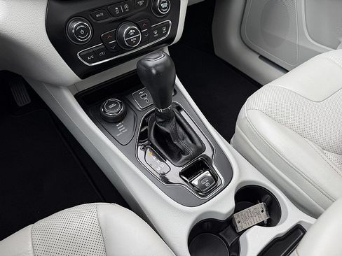 Used 2020 Jeep Cherokee Limited AWD/4WD image 24
