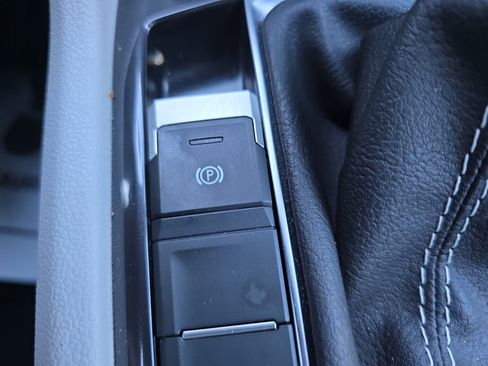 Used 2024 Volkswagen Tiguan SE R-Line image 25