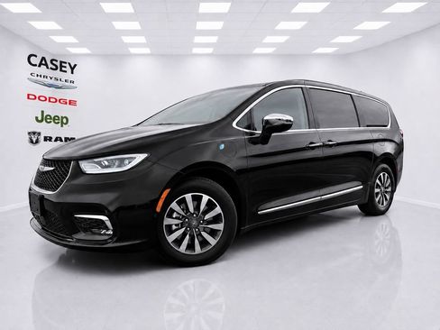 Used 2023 Chrysler Pacifica Limited w/ Uconnect Theater Family Group FWD image 1