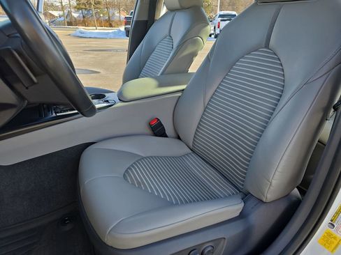 Certified 2020 Toyota Camry SE image 16