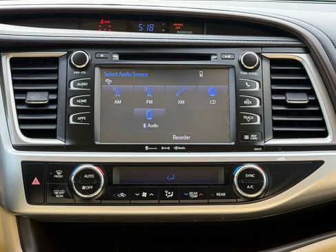 Used 2018 Toyota Highlander XLE image 24